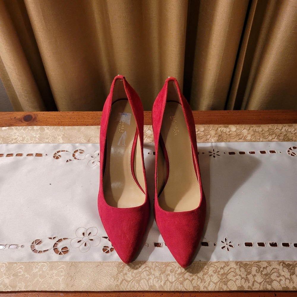 MlCHAEL KORS RED SUEDE PUMP